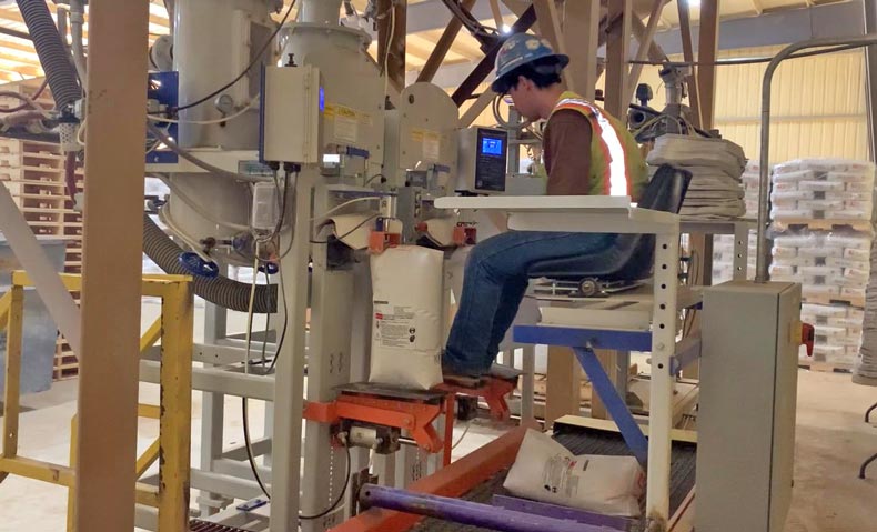 valve bagging machine filling valve bags with frac sand