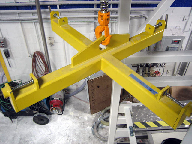 Trolley to lift bulk bag into unloader station Trolley to lift bulk bag into unloader station