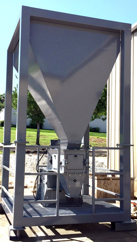 Top section of hopper and belt fed net weigh bagger for sticky animal feeds