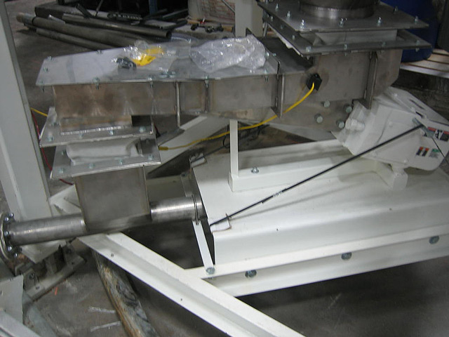 Vibratory feeder to meter material to pneumatic conveying system Vibratory feeder to meter material to pneumatic conveying system