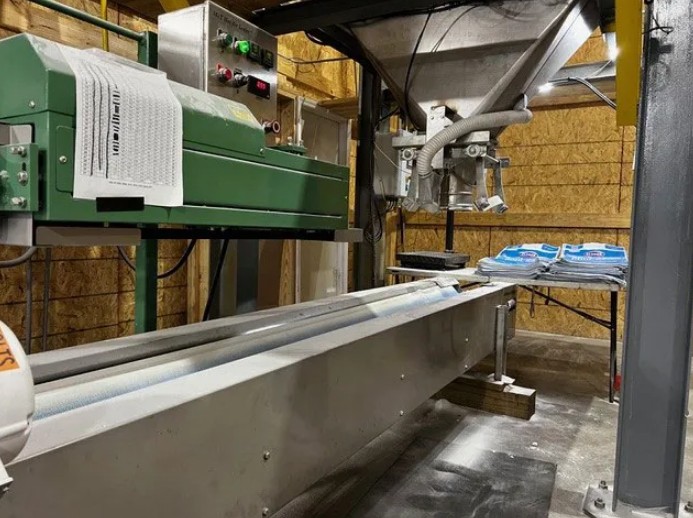 Open mouth bag filler, v-shaped belt conveyor, and hot air bag sealer