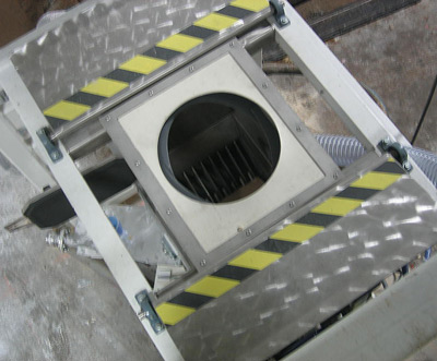 Bag agitation paddles and weight hopper with delumper Bag agitation paddles and weight hopper with delumper