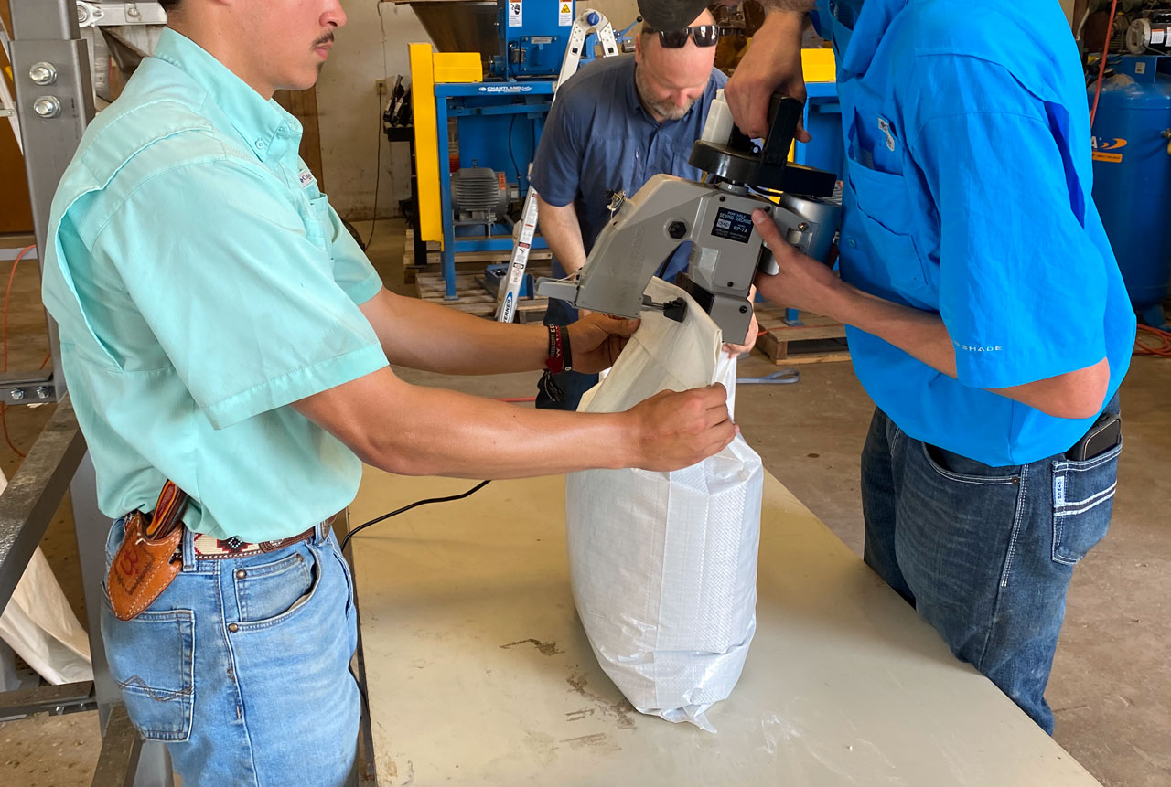 handheld sewing head closing bag of horse pellets