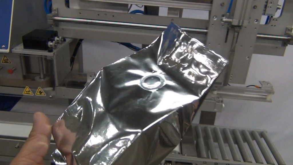 vacuum sealer with nitrogen gas flush and conveyor for bags of ground coffee mps 7503 003