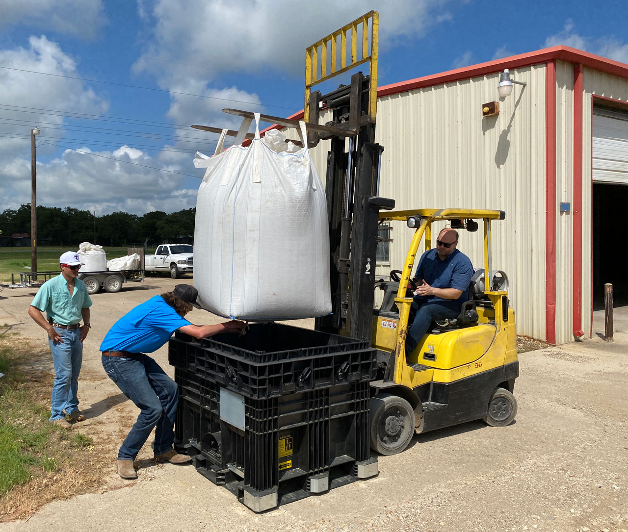 Discharging horse pellets from a 2000 lb bulk bag into buckhorn centerflow seed box